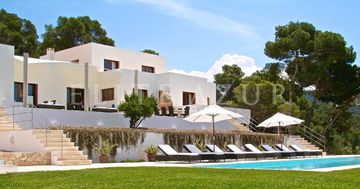 Испания – Ибица. Шикарная семиспаленная вилла с панорамным видом на море предлагает в аренду главный дом и дом для гостей.
