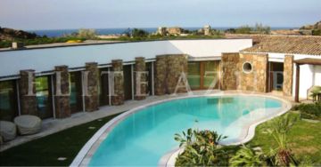 Италия-Сардиния. Современная роскошная вилла рядом с песчаным пляжем в аренду. 7 спален/14 гостей. 
